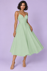 Abito midi verde con spalline e fondo ampio