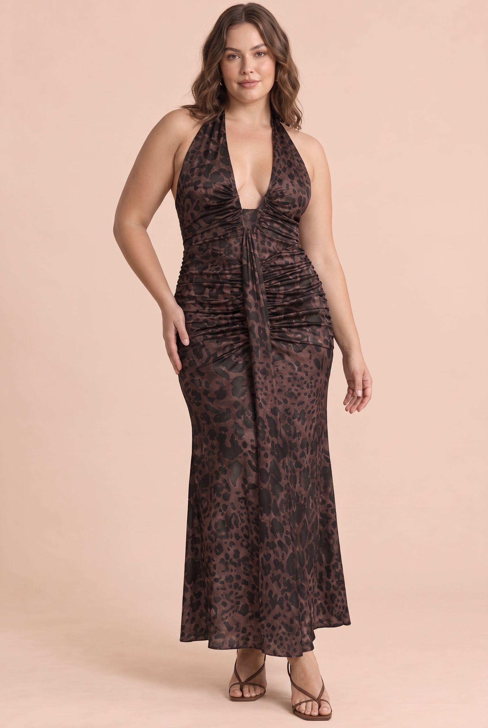 Robe longue marron froncée à col dos nu | Porté sur une silhouette plus ronde | Lounelle Paris