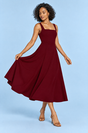 Robe midi bordeaux à fines bretelles et jupe ample | Vue en mouvement | Lounelle Paris