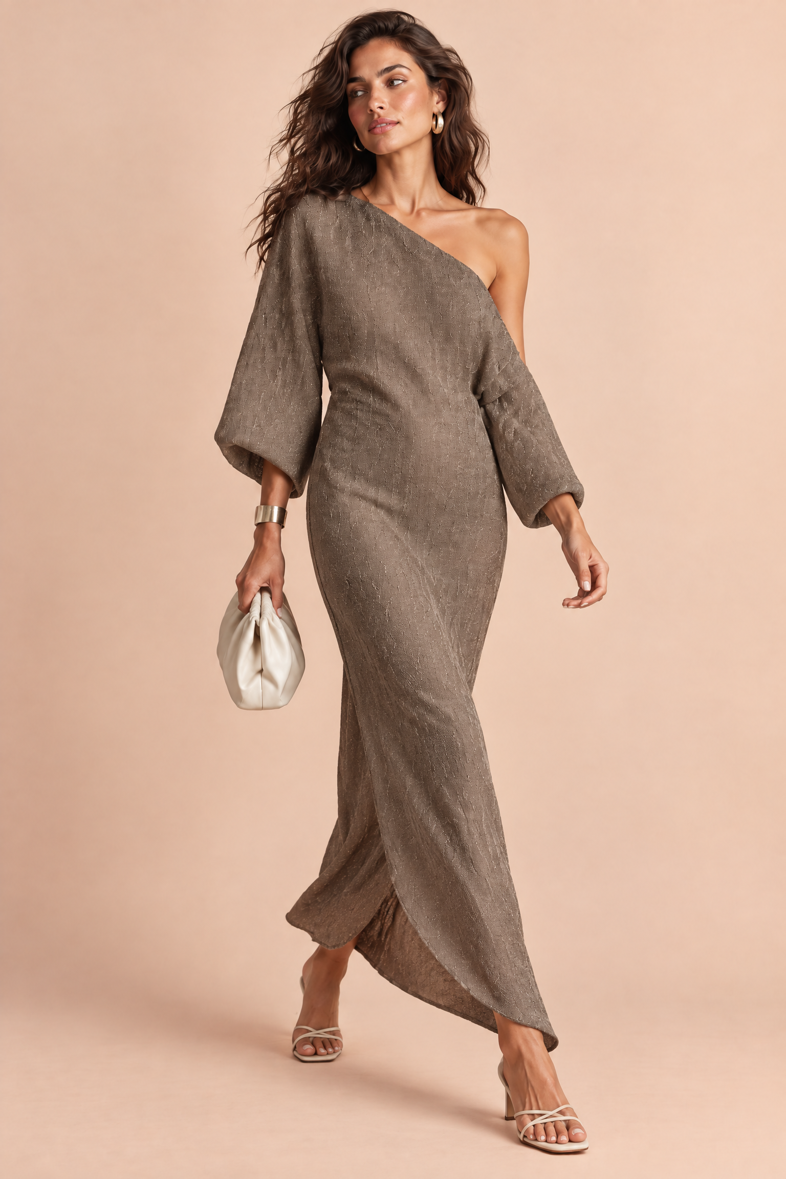 Robe asymétrique marron à épaule dénudée | Vue en mouvement | Lounelle Paris