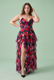 Robe longue noire asymétrique à manches cape et imprimé lys | Porté sur une silhouette plus ronde | Lounelle Paris