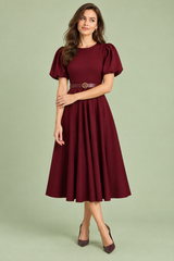 Abito midi bordeaux con collo alto e maniche a palloncino
