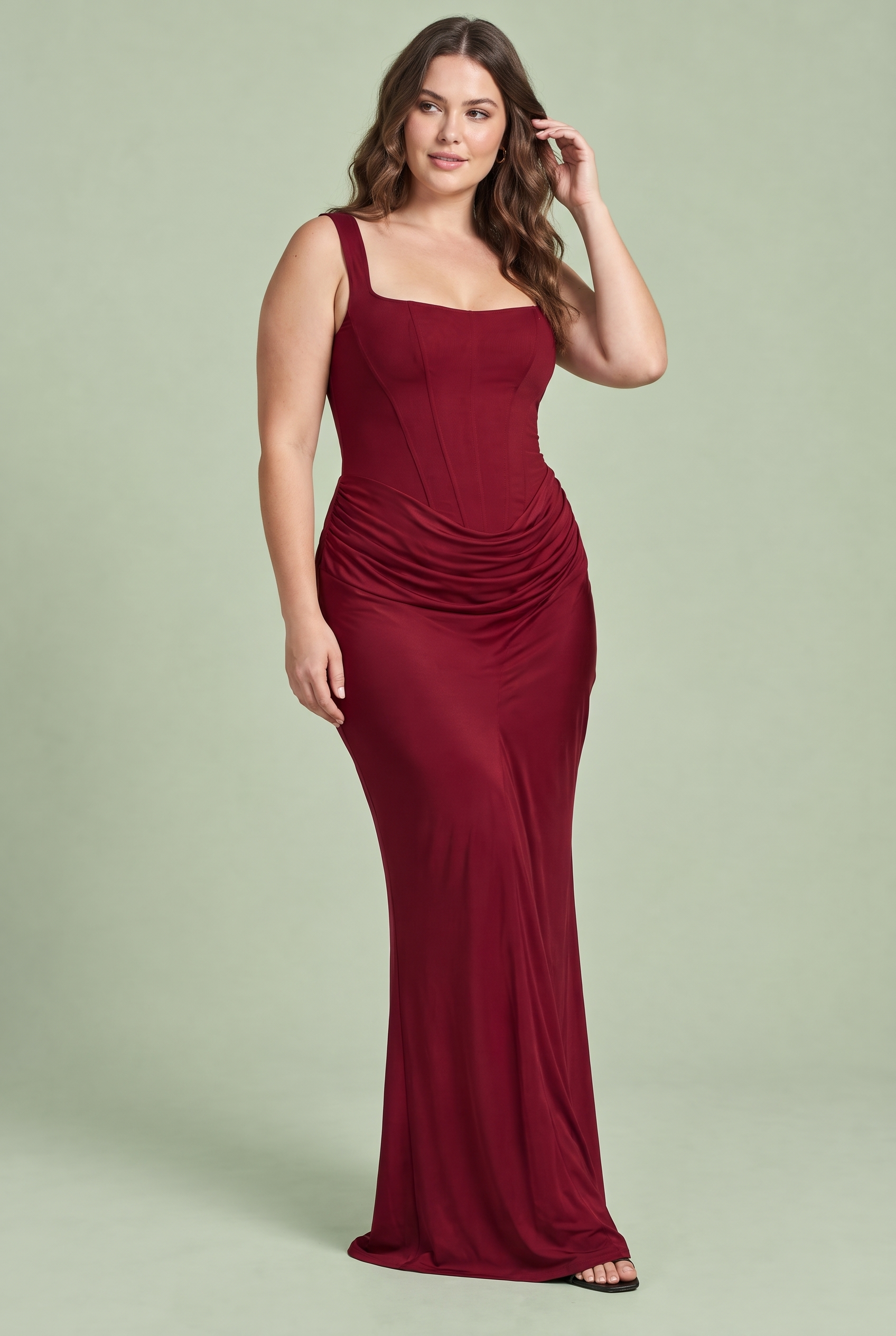 Robe longue bordeaux froncée à encolure carrée | Porté sur une silhouette plus ronde | Lounelle Paris