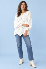 Maglione bianco oversize traforato con scollo a barca