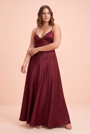 Robe longue satinée bordeaux à col V | Porté sur une silhouette plus ronde | Lounelle Paris
