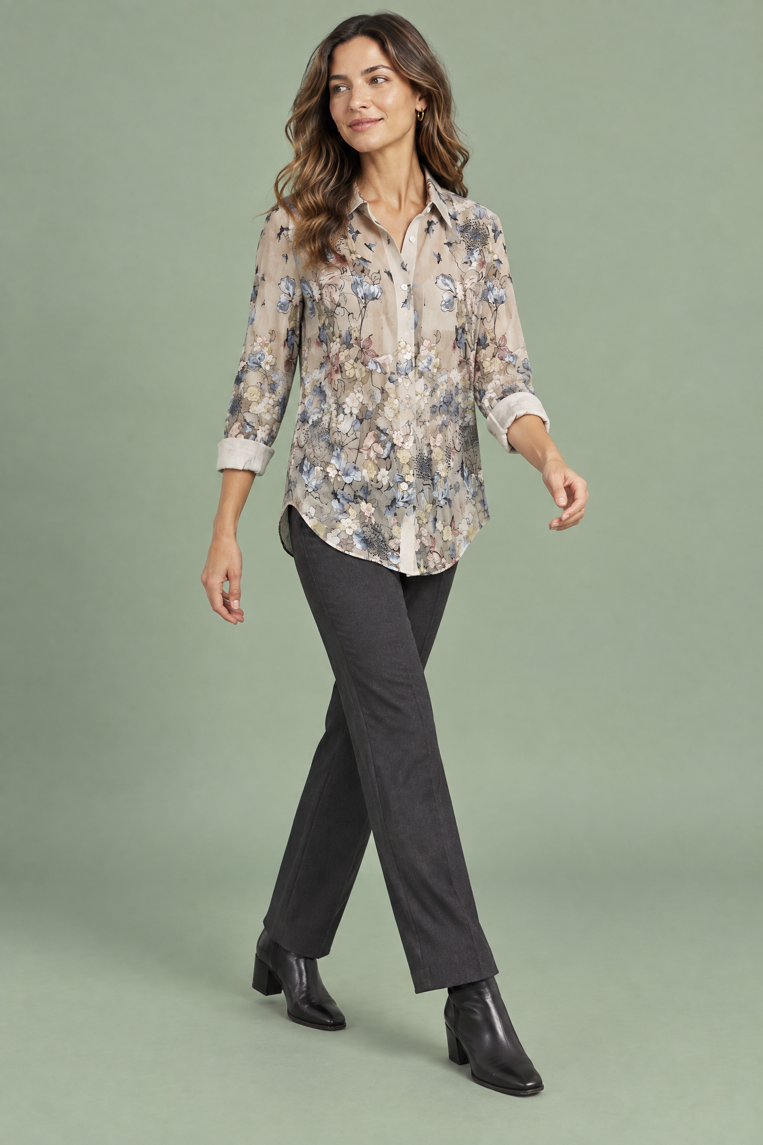 Chemise beige à imprimé floral | Vue en mouvement | Lounelle Paris