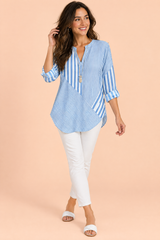 Blusa blu a righe con scollo a V