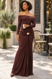 Robe longue bordeaux asymétrique à fronces et drapé | Photo lifestyle | Lounelle Paris