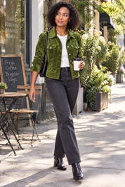 Veste-chemise olive à poches utilitaires | Photo lifestyle | Lounelle Paris