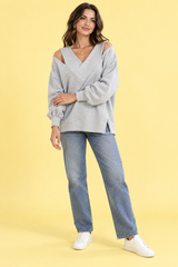 Top grigio con spalle scoperte e scollo a V