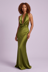 Abito lungo a sirena verde oliva con scollo drappeggiato e schiena scoperta