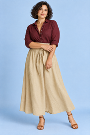 Ensemble chemise et jupe longue beige à taille nouée | Porté sur une silhouette plus ronde | Lounelle Paris