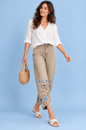 Pantalon beige à imprimé floral et ourlet fendu | Vue en mouvement | Lounelle Paris