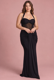 Robe longue froncée tour de cou noire | Porté sur une silhouette plus ronde | Lounelle Paris