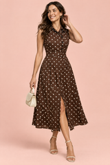 Abito midi marrone scuro a pois con scollo all'americana