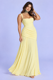 Robe longue jaune clair froncée à encolure carrée et coupe évasée | Porté sur une autre silhouette | Lounelle Paris