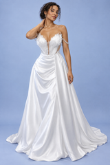 Abito lungo bianco con arricciature e scollo senza spalline
