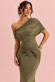Robe longue froncée à épaules dénudées vert olive | Vue rapprochée | Lounelle Paris