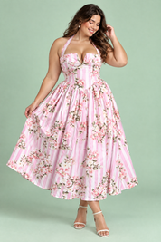 Robe longue rose dos nu à rayures et motifs floraux | Porté sur une silhouette plus ronde | Lounelle Paris
