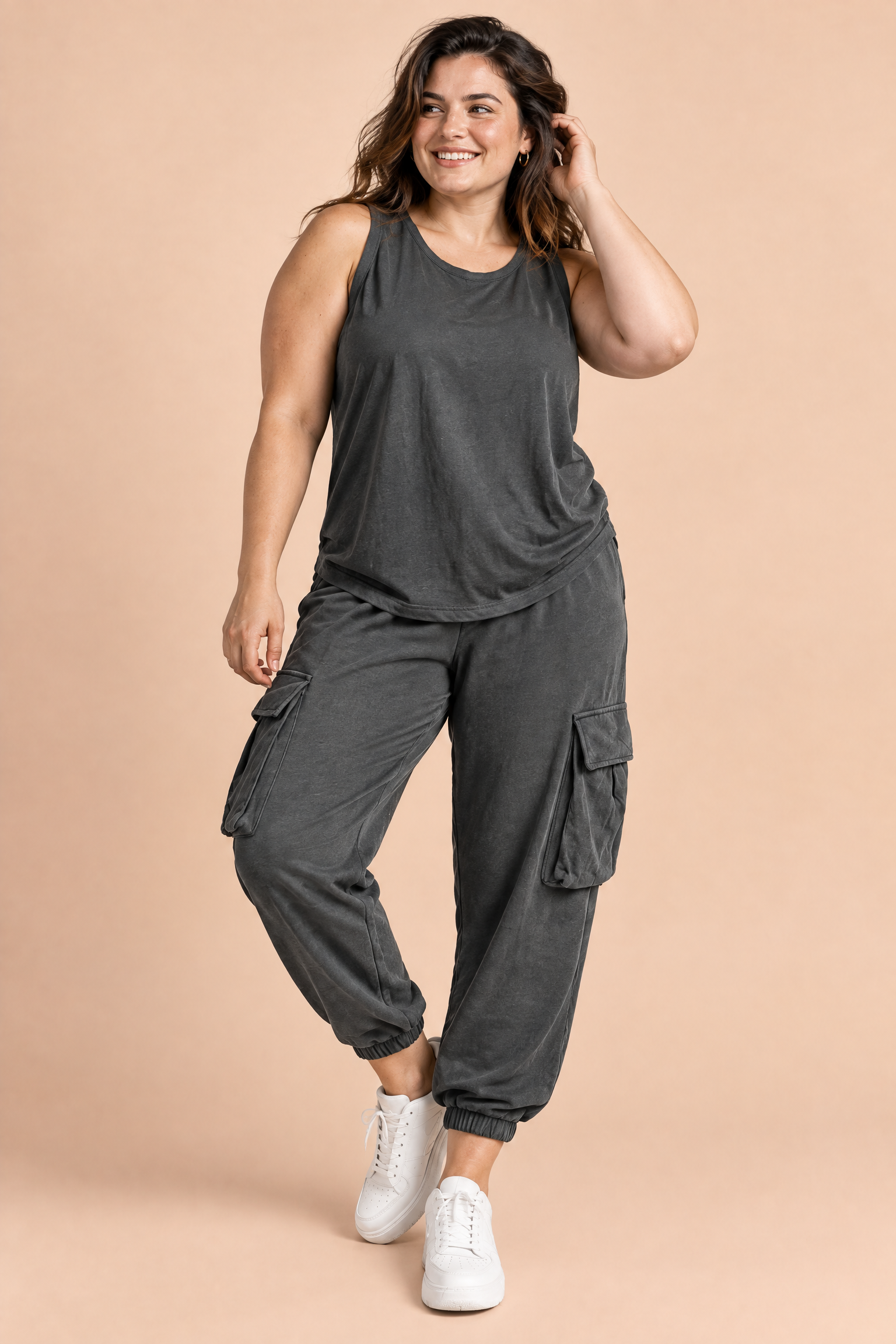 Ensemble deux pièces fluide avec débardeur et pantalon – gris foncé | Porté sur une silhouette plus ronde | Lounelle Paris