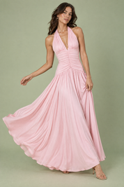 Robe longue rose à décolleté plongeant et détails froncés | Vue en mouvement | Lounelle Paris