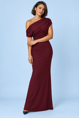 Abito lungo bordeaux con scollo Bardot e spallina attorcigliata