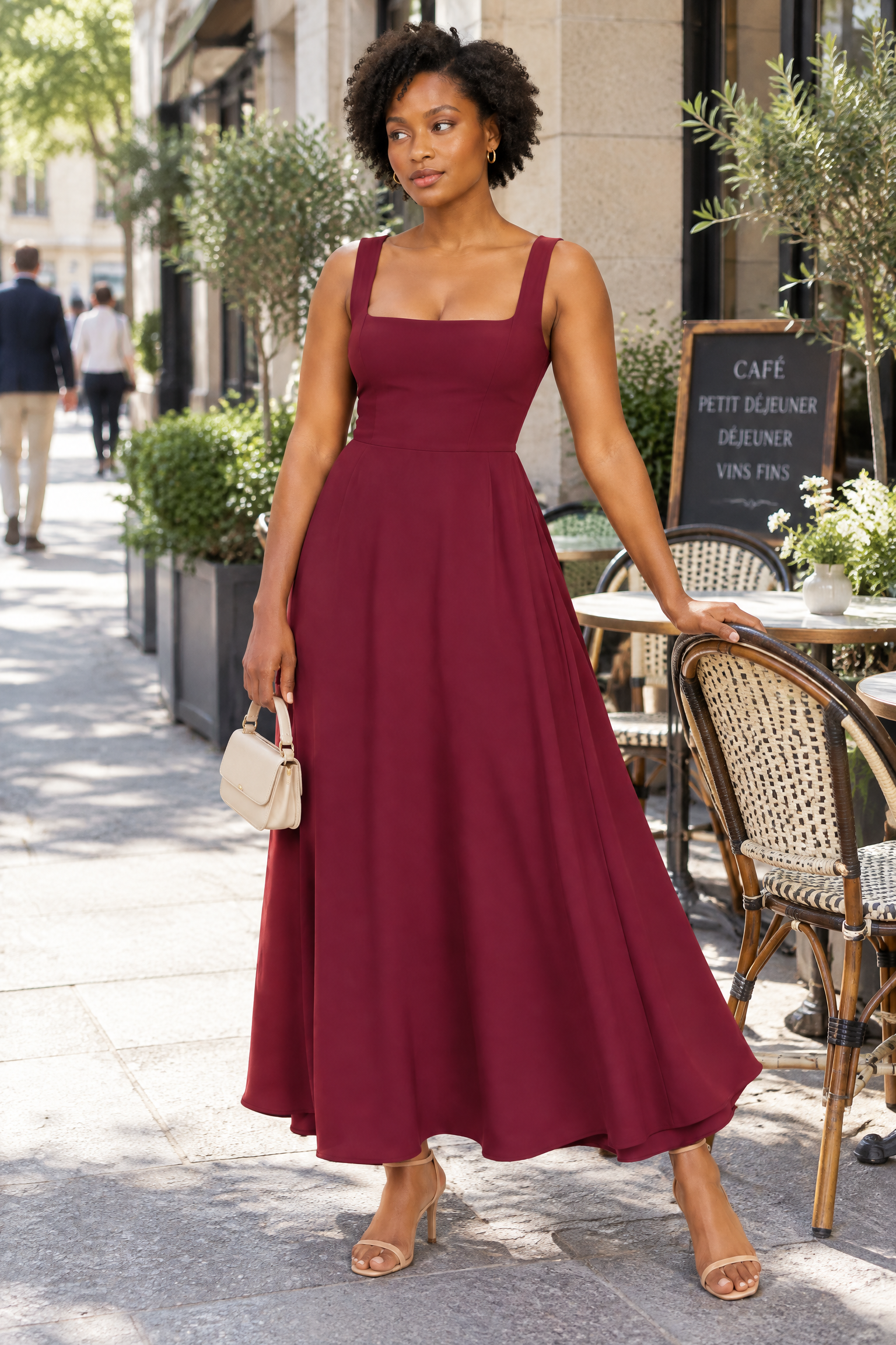 Robe midi bordeaux à fines bretelles et ourlet ample | Photo lifestyle | Lounelle Paris