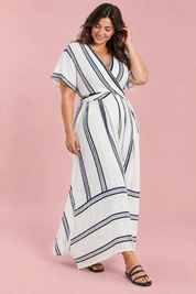 Robe portefeuille blanche à col V | Porté sur une silhouette plus ronde | Lounelle Paris