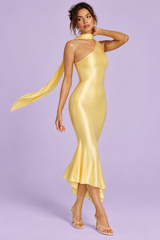 Abito midi giallo con scollo all'americana e foulard