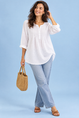 Camicia bianca in cotone con scollo rotondo e pieghe