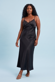 Robe nuisette longue noire à dentelle | Porté sur une silhouette plus ronde | Lounelle Paris