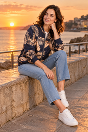 Veste bomber fleurie ajustée bleu mer | Deuxième photo lifestyle | Lounelle Paris
