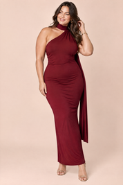 Robe longue bordeaux à encolure asymétrique, avec col | Porté sur une silhouette plus ronde | Lounelle Paris