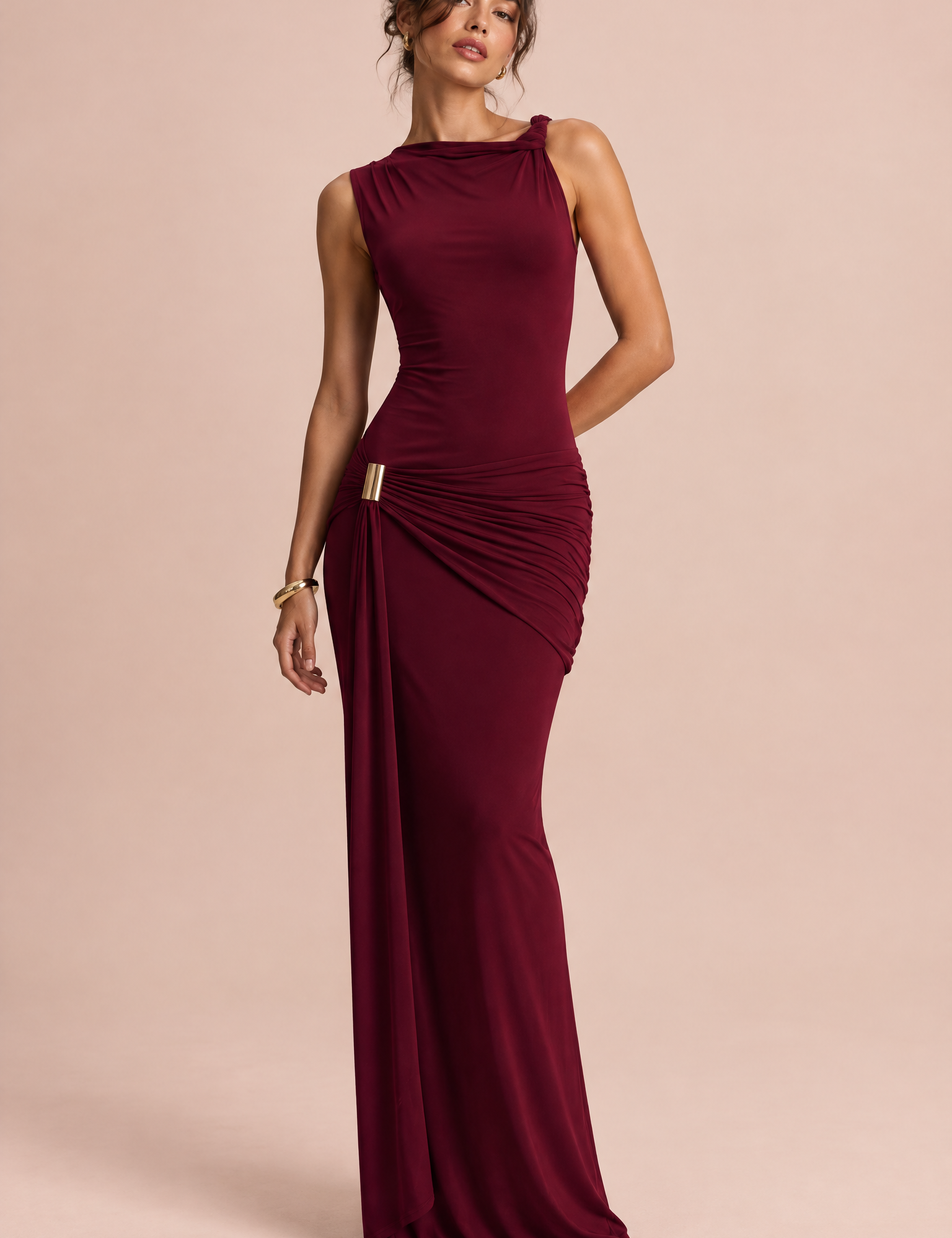Robe longue rouge foncé à col montant, drapée, avec manches torsadées | Vue de face | Lounelle Paris