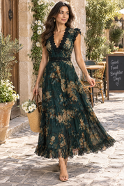 Robe longue fleurie vert foncé à col V et volants | Photo lifestyle | Lounelle Paris