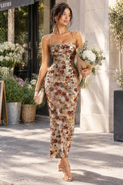 Robe courte dorée ornée de sequins à motifs floraux, à col rond | Photo lifestyle | Lounelle Paris