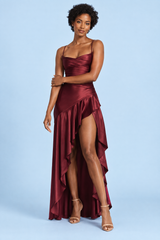 Abito bordeaux asimmetrico con scollo drappeggiato