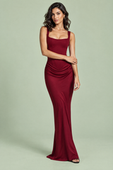 Abito lungo bordeaux con arricciature e scollo quadrato