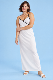 Robe longue blanche dos nu | Porté sur une silhouette plus ronde | Lounelle Paris