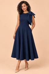 Abito midi blu navy con scollo asimmetrico e manica a fiocco