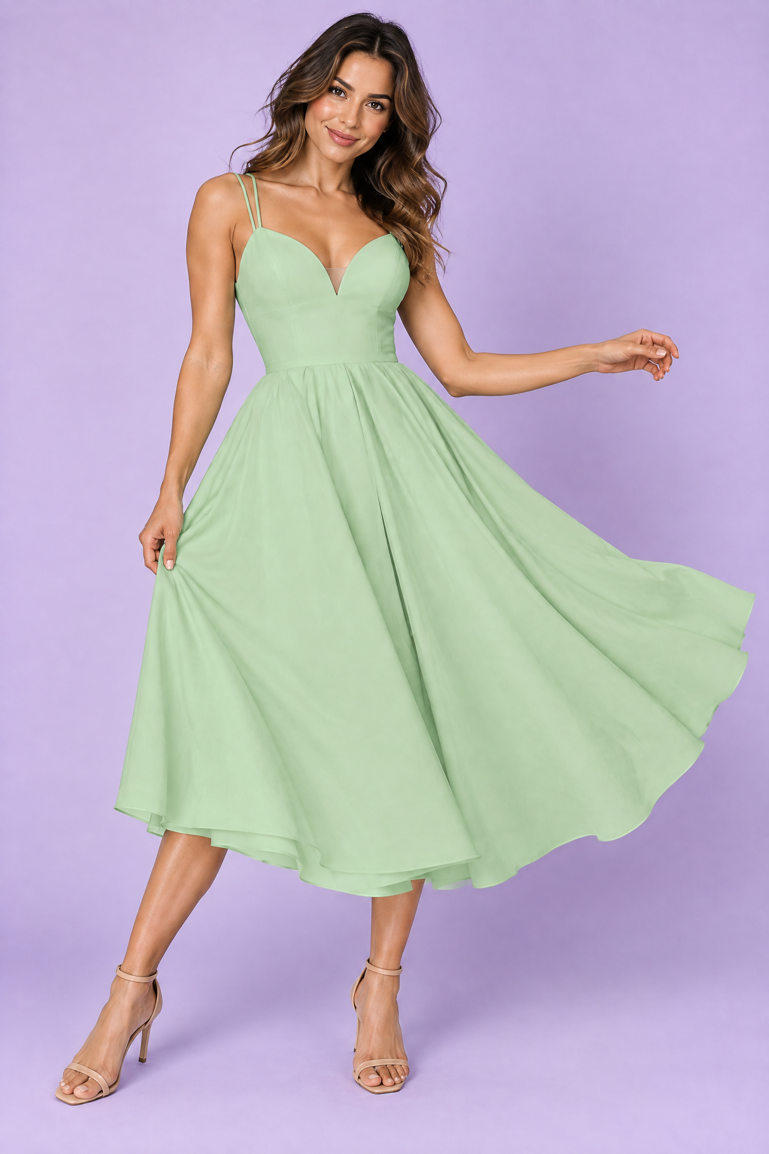 Robe midi verte à fines bretelles et jupe ample | Vue en mouvement | Lounelle Paris