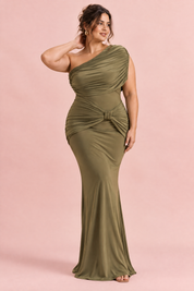 Robe longue froncée à épaules dénudées vert olive | Porté sur une silhouette plus ronde | Lounelle Paris