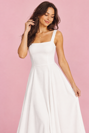 Robe midi blanche à fines bretelles et jupe ample | Vue rapprochée | Lounelle Paris