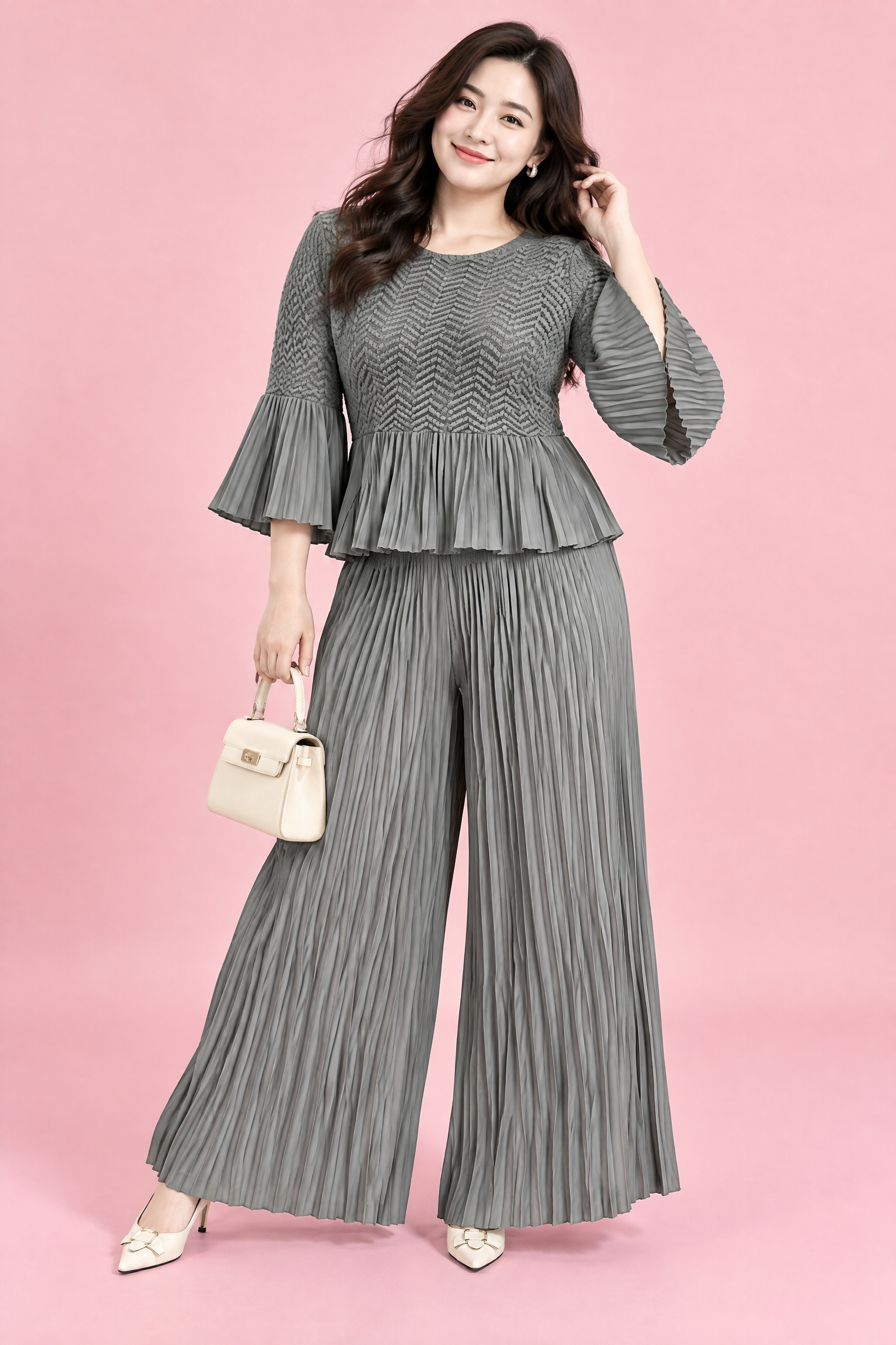 Ensemble plissé gris avec pantalon large | Porté sur une silhouette plus ronde | Lounelle Paris