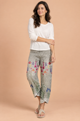 Pantaloni grigi con stampa floreale e spacco all’orlo