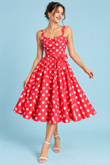 Abito corto rosso a pois con linea svasata e scollo a cuore