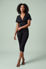 Completo nero, top arricciato con scollo a V e pantaloni capri