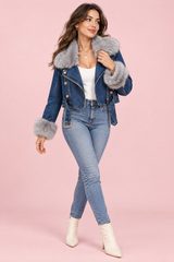 Giacca biker corta aderente in denim con collo in pelliccia