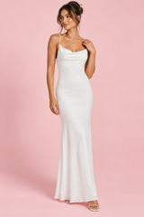 Abito maxi bianco con scollo drappeggiato, schiena scoperta e inserti in pizzo