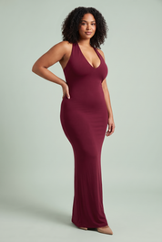 Robe longue bordeaux à décolleté plongeant avec gants | Porté sur une silhouette plus ronde | Lounelle Paris